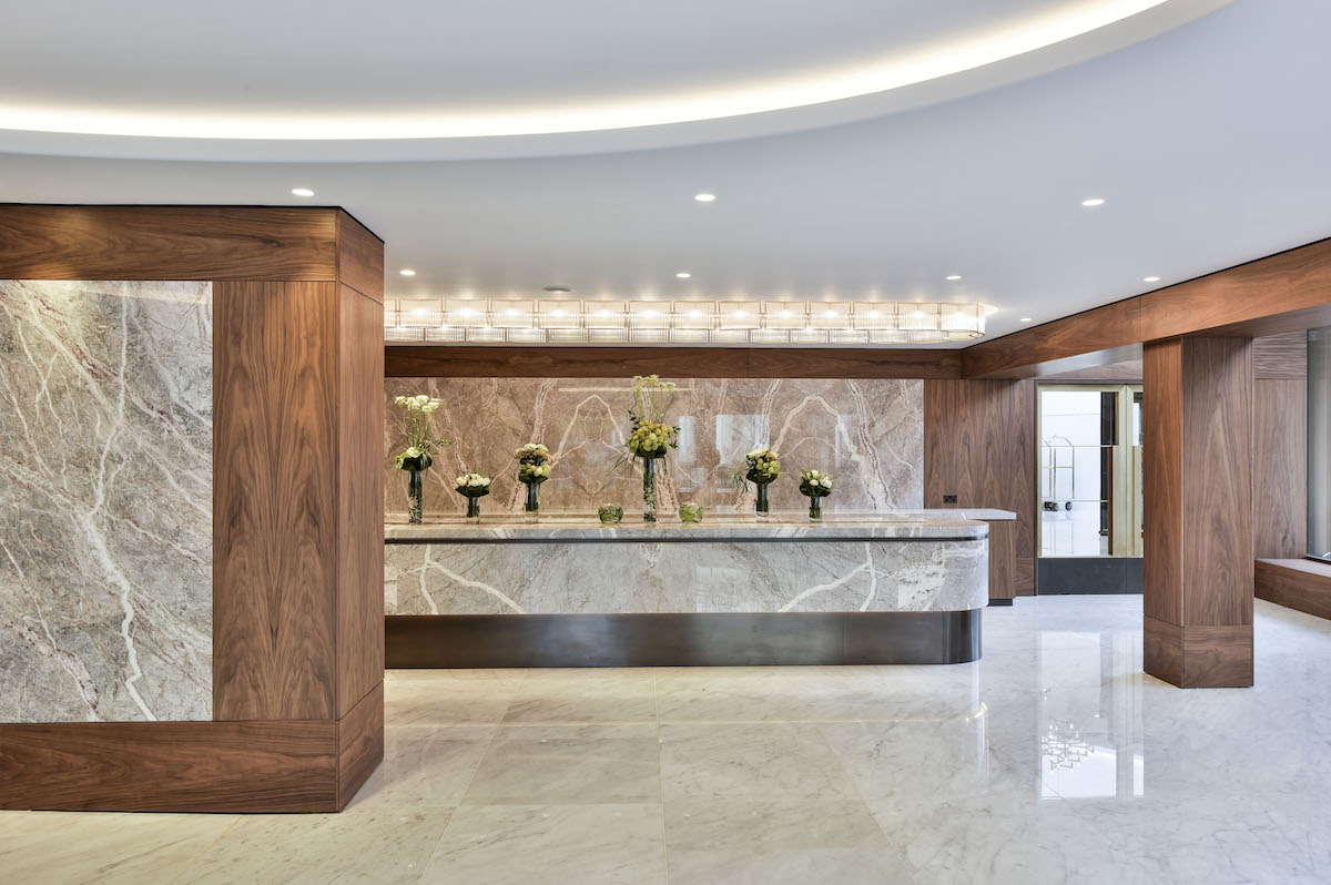 Nine Kings Suite reception, modern marble counter, ideal for meetings and events.