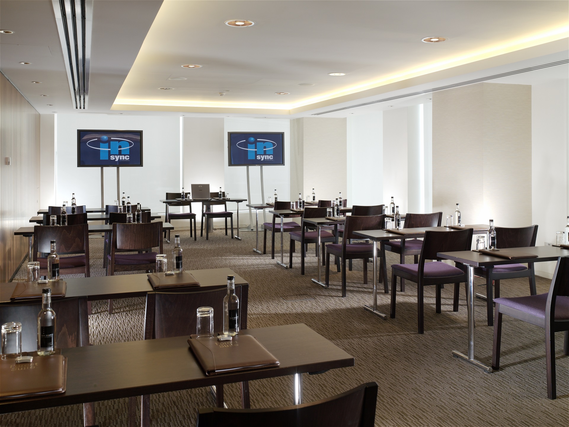 Oak Suite - vkfwgjqhq4k.jpg