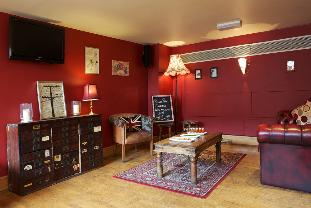 Cozy meeting space in Wine Tun with stylish lighting, perfect for gatherings and brainstorming.