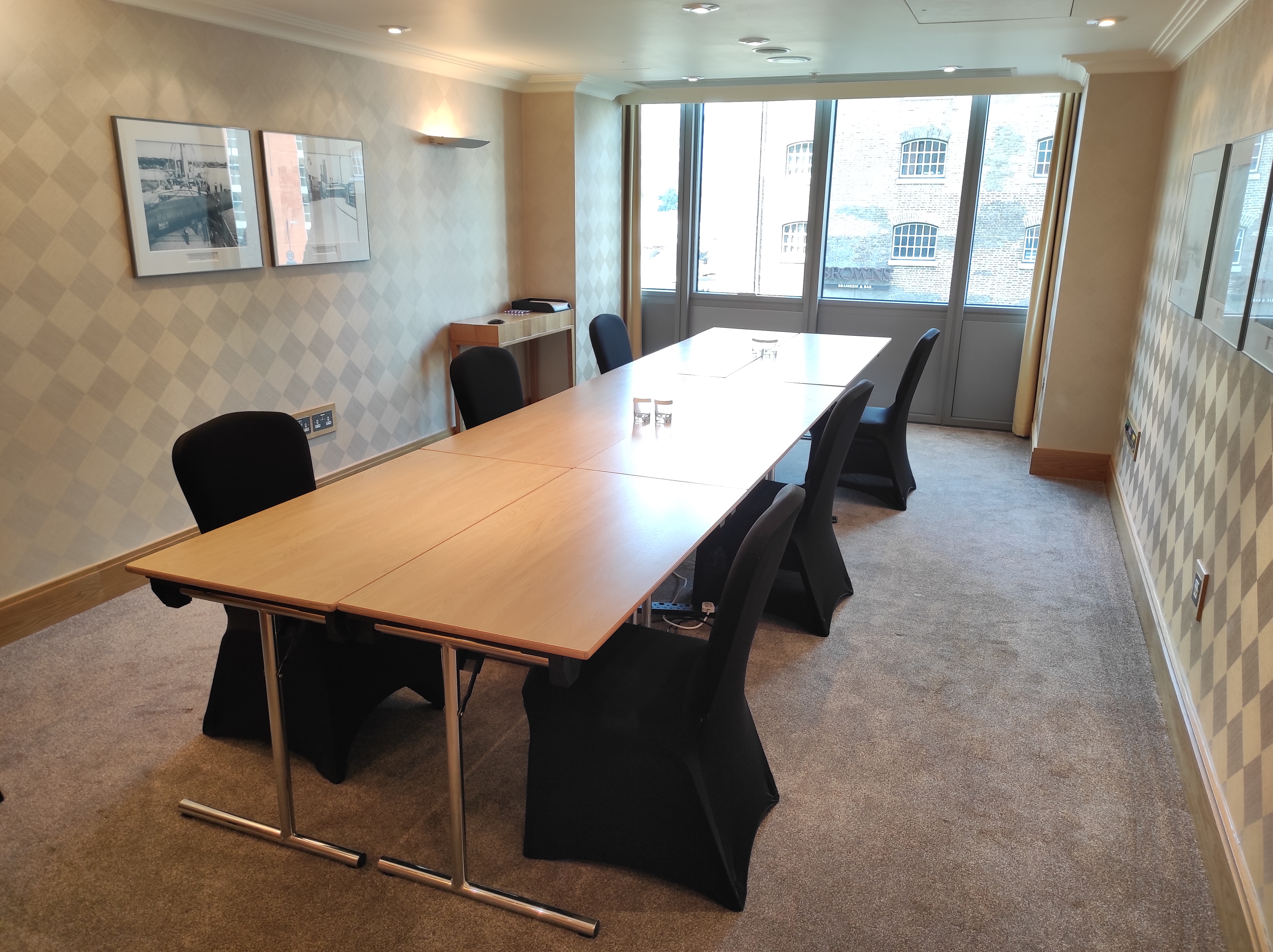 Ebony Room - xpna4gqwfqu.jpg