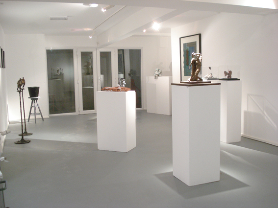 Minimalist gallery space with pedestals, perfect for art exhibitions and corporate events.
