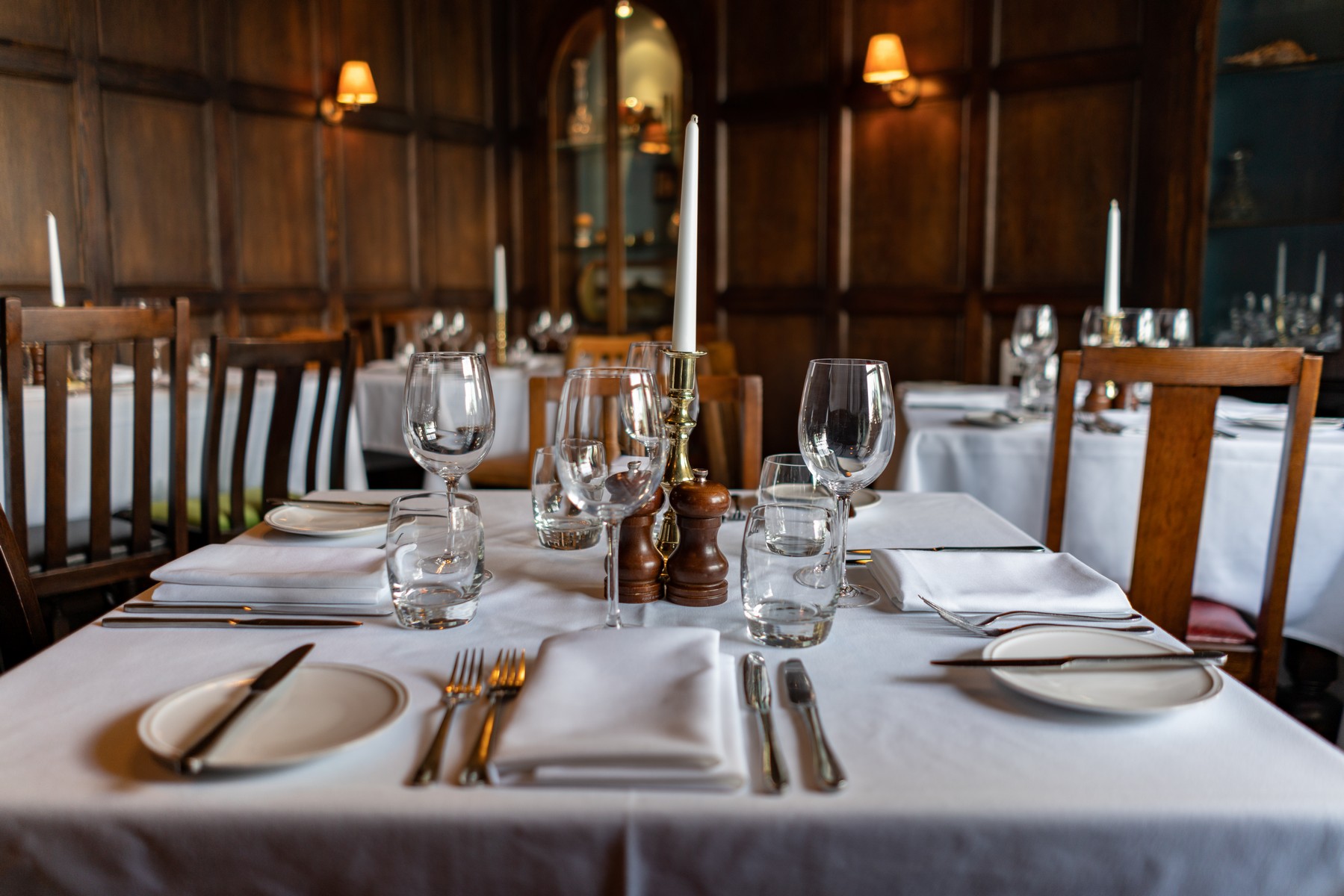 Elegant dining table in The Cabin Room, ideal for corporate dinners and events.