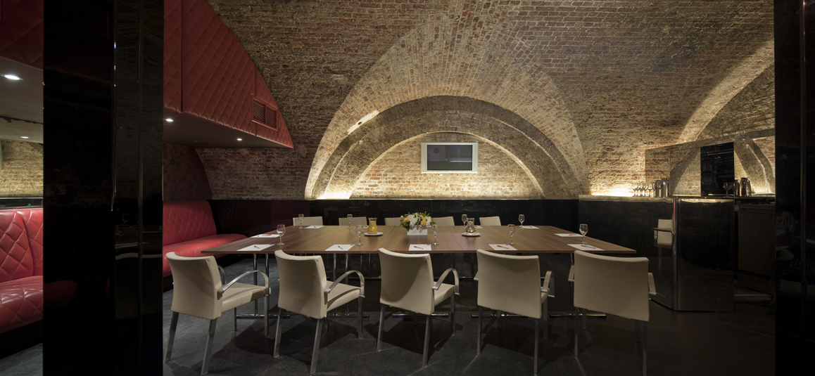 Stylish meeting room with arched brick ceiling, perfect for formal meetings and brainstorming.