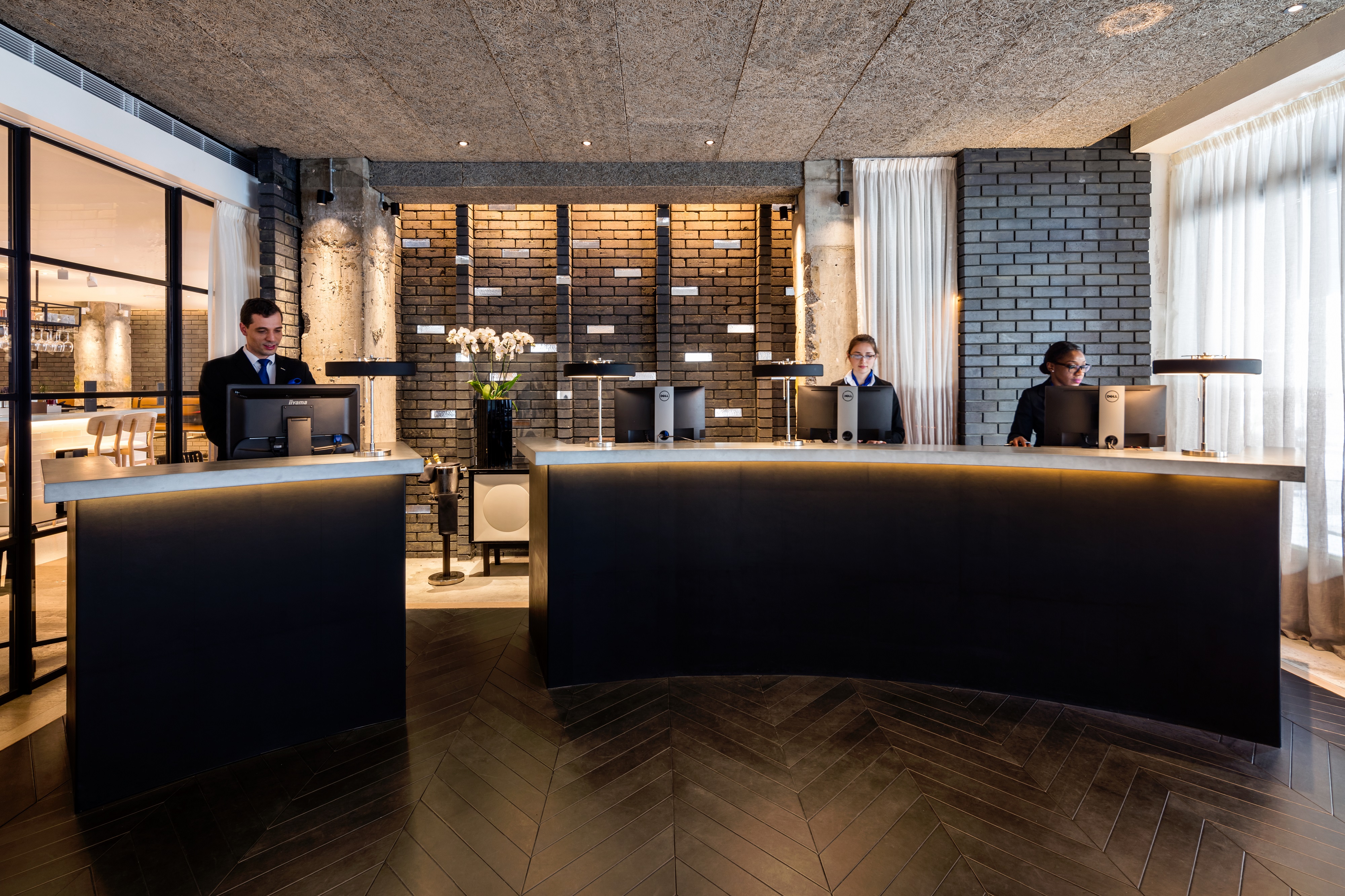 Private Suite 4 at Radisson Blu London: modern reception for corporate events.