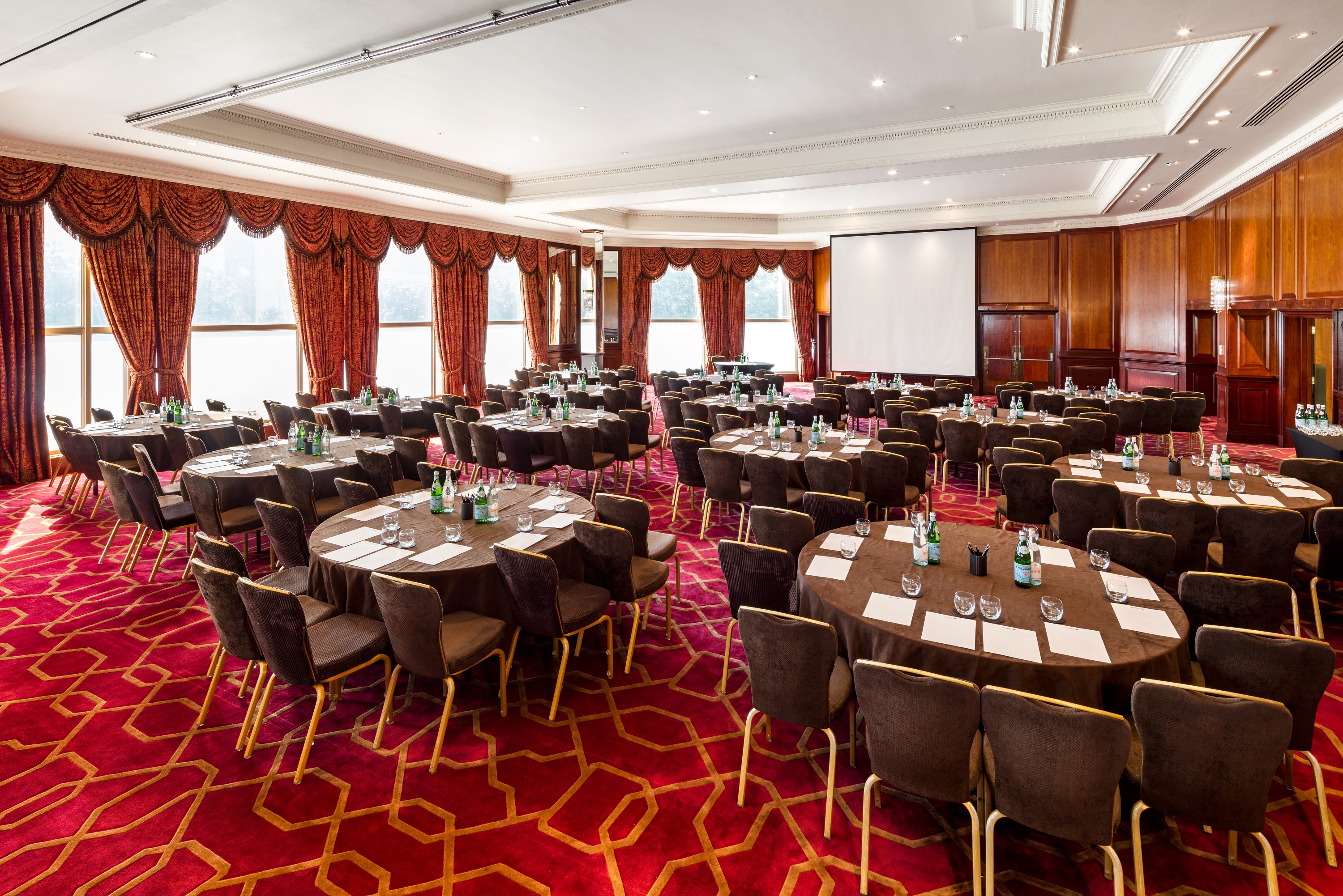 Commonwealth Suite at Radisson Blu Heathrow, elegant meeting room for corporate events.