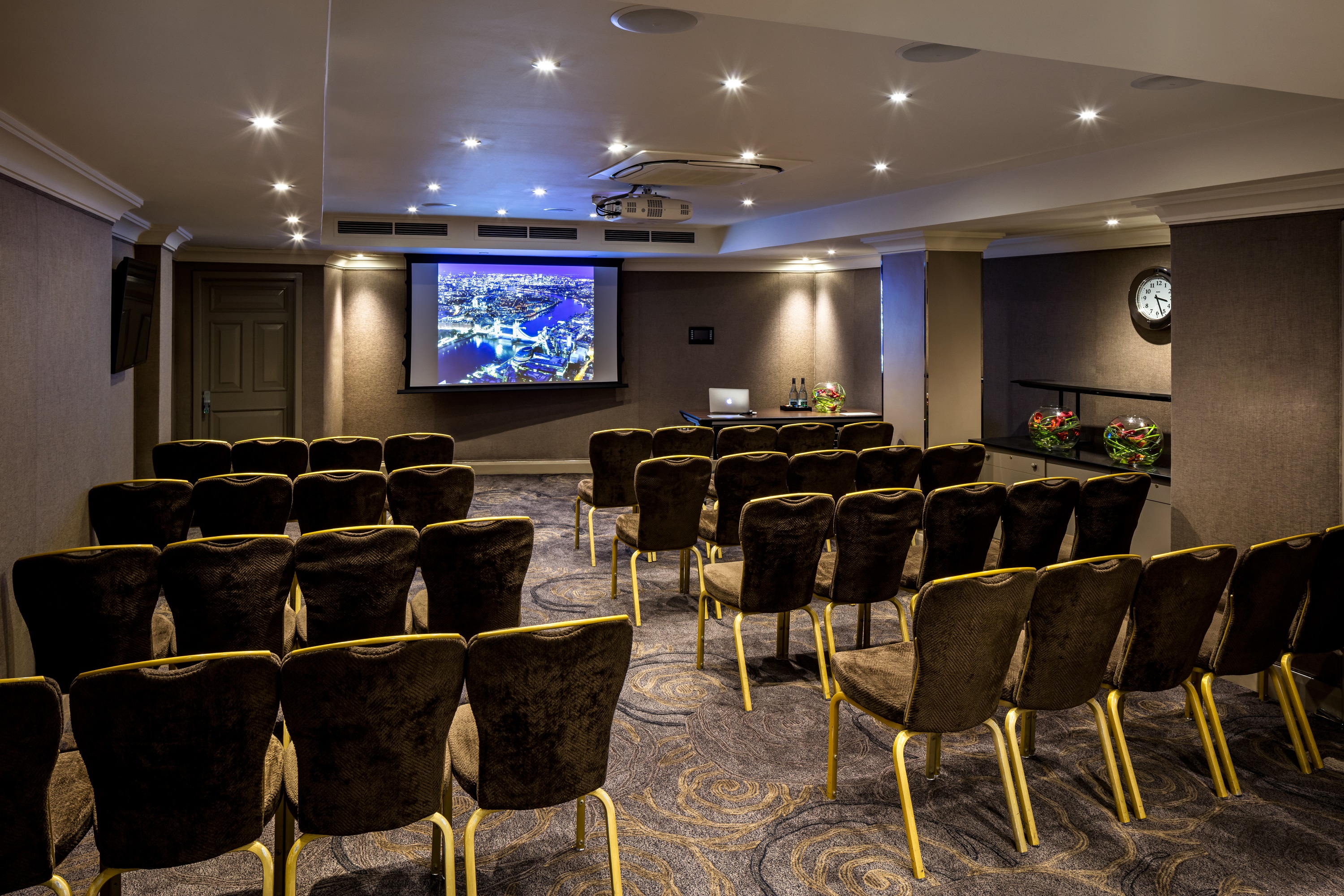Private Room 11 at Radisson Blu, London: plush seating for meetings and workshops.