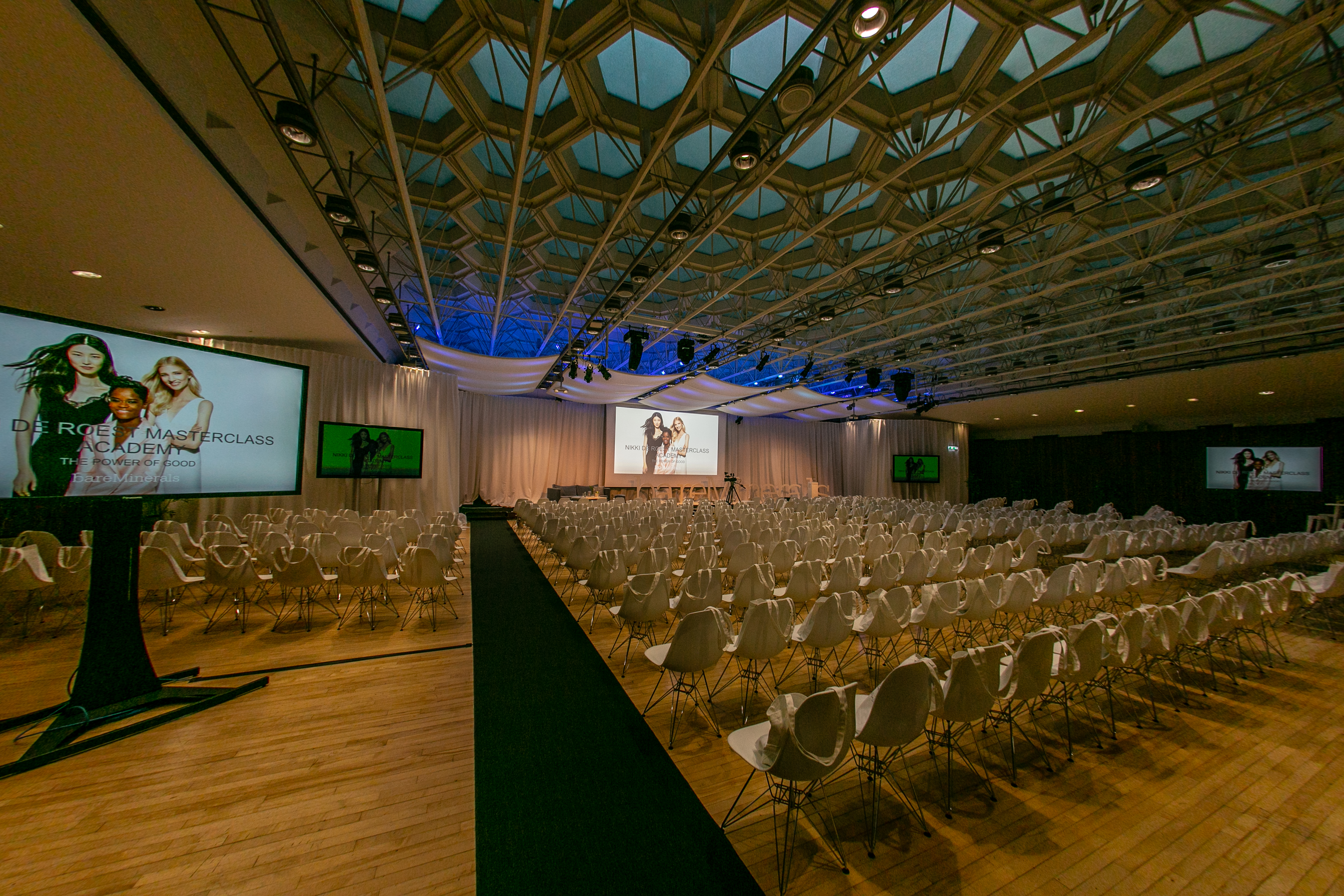 Congress Hall event venue with honeycomb ceiling, ideal for conferences and presentations.